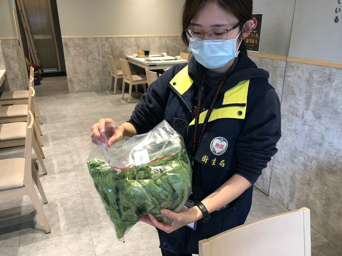 桃園市政府衛生局針對市售春節應景食品進行了第二波抽驗，總共抽驗了 122 件商品。 圖 : 翻攝桃園市政府衛生局臉書