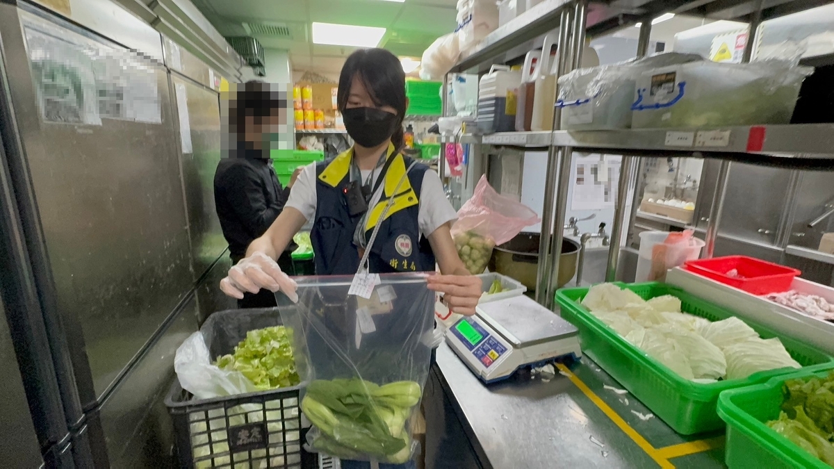 桃園市政府衛生局針對市售春節應景食品進行了第二波抽驗，總共抽驗了 122 件商品。 圖 : 翻攝桃園市政府衛生局臉書
