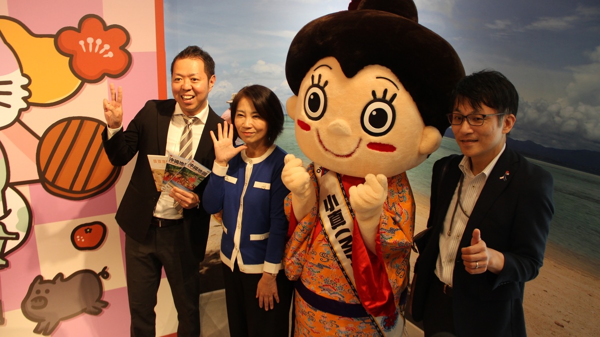 周春米(左二)參觀「日本稻之驛」主題區。 圖：屏東縣政府/提供