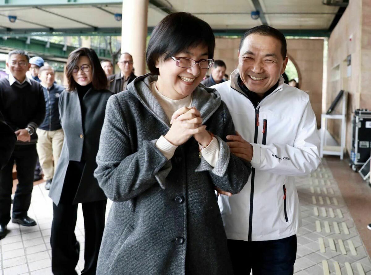 新北市前社會局長張錦麗與新北市長侯友宜。 圖：擷自侯友宜臉書粉專