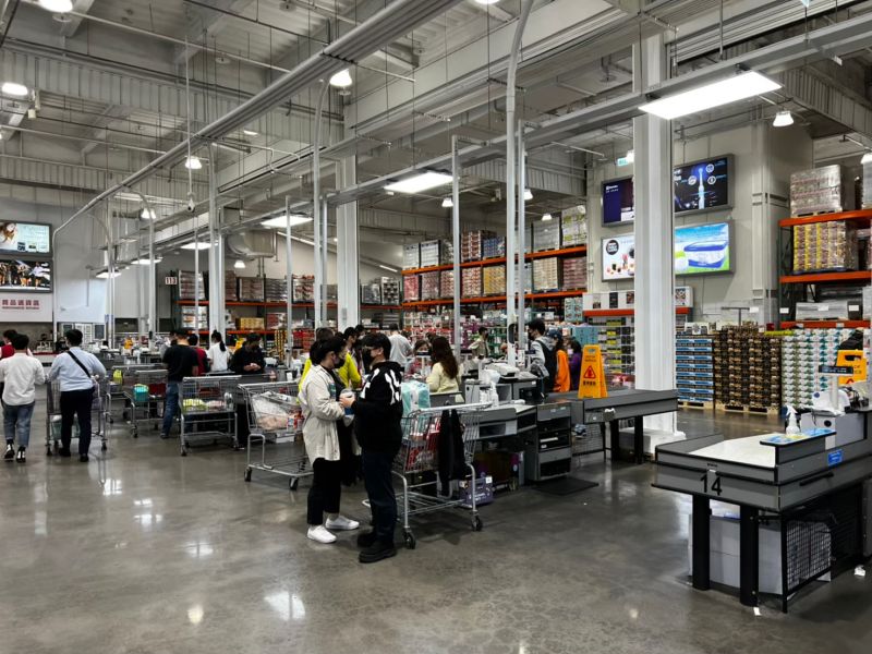 近日不少好市多會員抱怨，長輩持副卡、家庭卡到櫃檯結帳，竟被店員以話術勸誘「升級」成黑鑽卡，被迫多花將近2000元升等。 示意圖：張勵德/攝