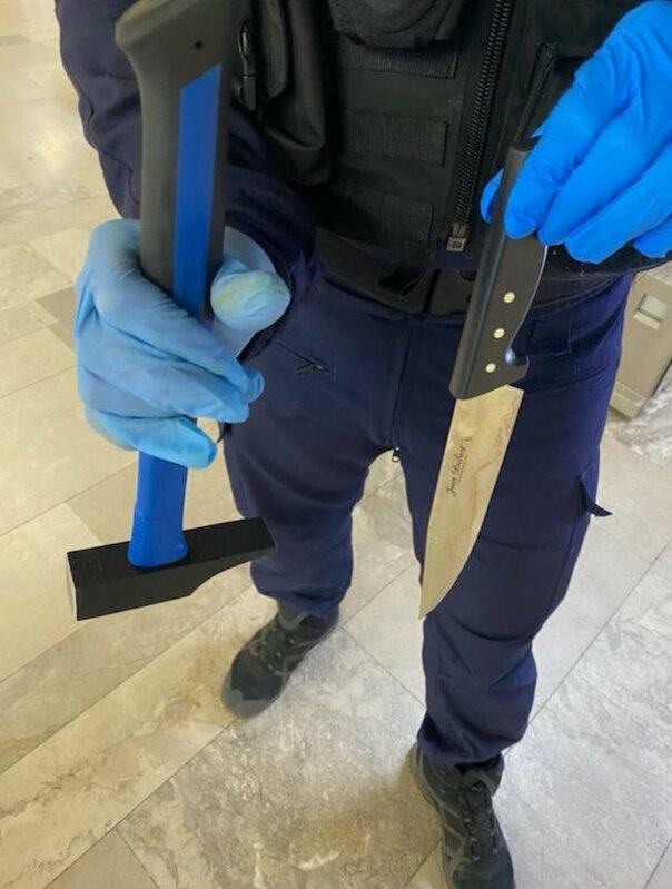 警方查獲該名男子用以襲擊的凶器。 圖：翻攝自 @SureteG X帳號
