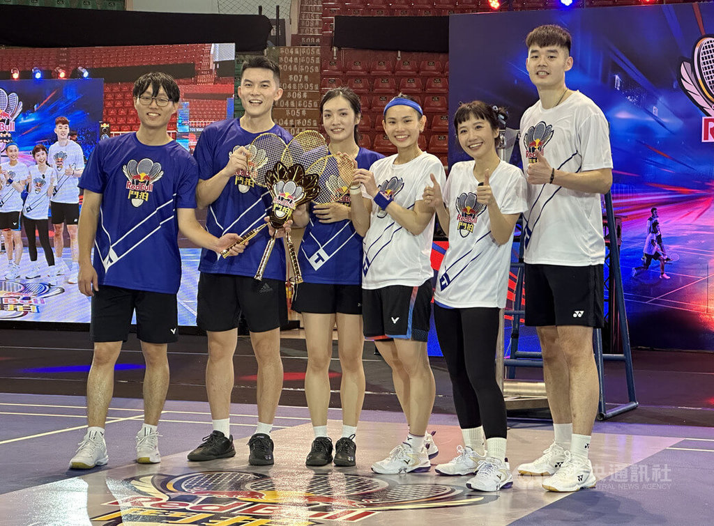 第2屆Red Bull鬥拍3對3羽球賽3日在高雄順利落幕，最終是由北區代表「金白藍」取得和羽球天后戴資穎（右3）小隊交手機會，戴資穎和隊友、奧運金牌好手王齊麟（右）都稱讚對手表現出色。右2為藝人LuLu黃路梓茵。 圖：中央社提供