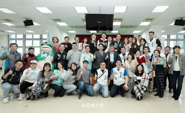 柯文哲下午在新竹市關東市民活動中心舉辦「新竹縣市感恩座談茶會」，多名民眾黨籍新竹市、縣議員到場陪同。 圖：翻攝自柯文哲ＦＢ粉專
