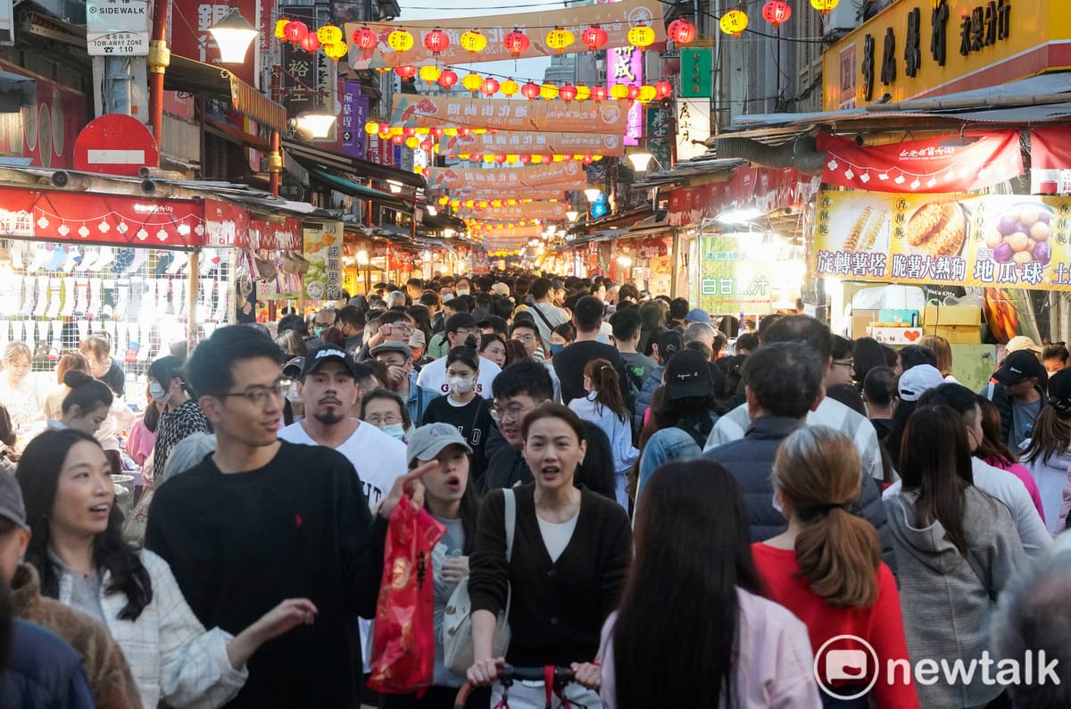 根據中央大學今（28）日公布四月消費者信心指數（CCI），總指數為 68.21點，月減 3.65點，創去年五月以來最低水準，家庭經濟狀況、物價水準、國內經濟景氣、就業機會、投資股票時機、購買耐久性財等 6項子指標也全數下挫。 圖：張良一／攝（資料照）