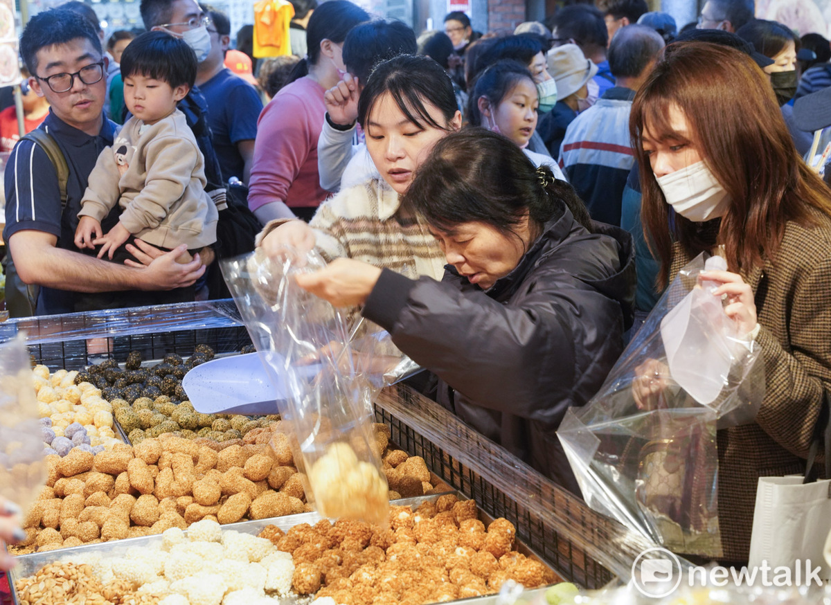 民眾採購過年用的甜食點心。 圖：張良一/攝
