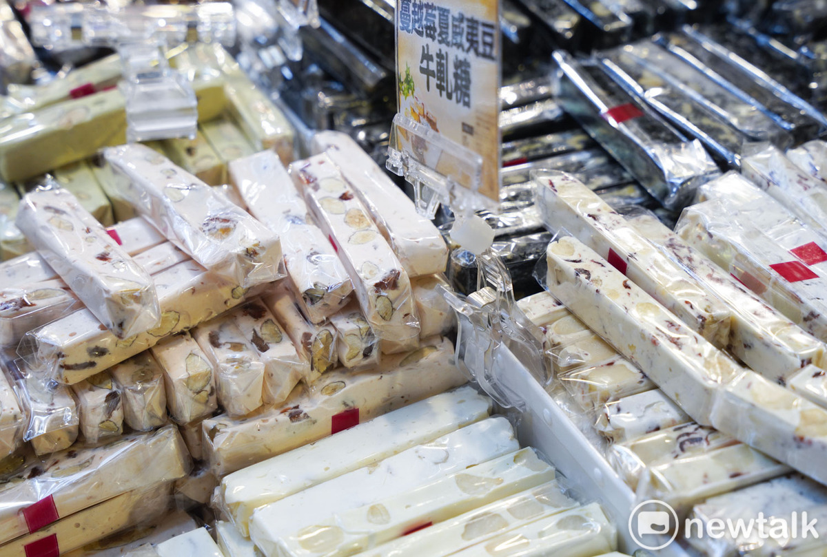 牛糖是過年相當受到歡迎的甜點。買氣熱絡。 圖：張良一/攝
