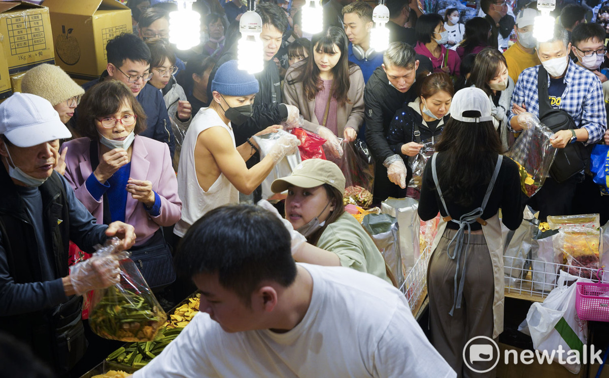 擠滿人潮的台北年貨大街，人氣旺買氣強。 圖：張良一/攝