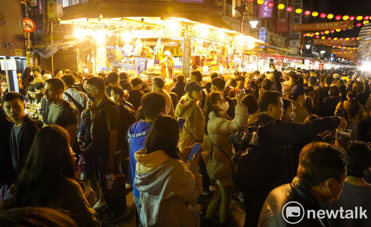 人潮滿滿的台北年貨大街充滿濃濃過節氣氛。 圖：張良一/攝