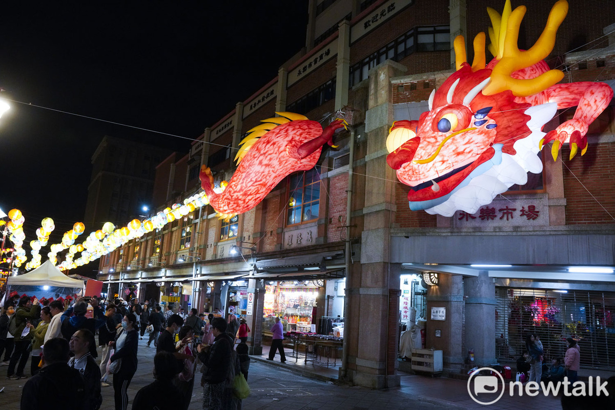 永樂市場懸掛飛龍造型的花燈，相當吸睛，也吸引民眾拍照打卡， 圖：張良一/攝