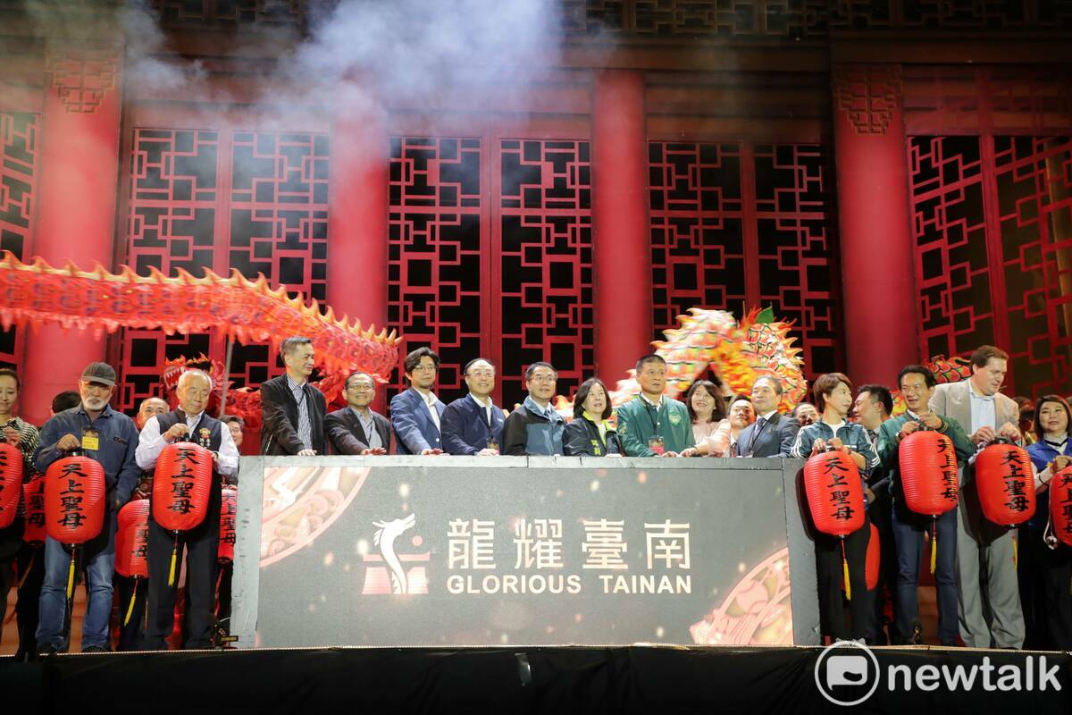 「2024台灣燈會在臺南」以「安平燈區」打頭陣，今晚由臺南市長黃偉哲、交通部觀光署長周永暉共同主持啟燈儀式，為2024台灣燈會揭開序幕。 圖：台南市政府提供