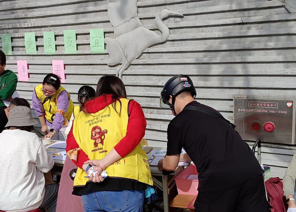 民間團體發起罷免新北市長侯友宜連署行動，團隊3日前往新北市蘆洲區舉辦快閃連署，吸引民眾到場響應。 圖：主辦單位提供