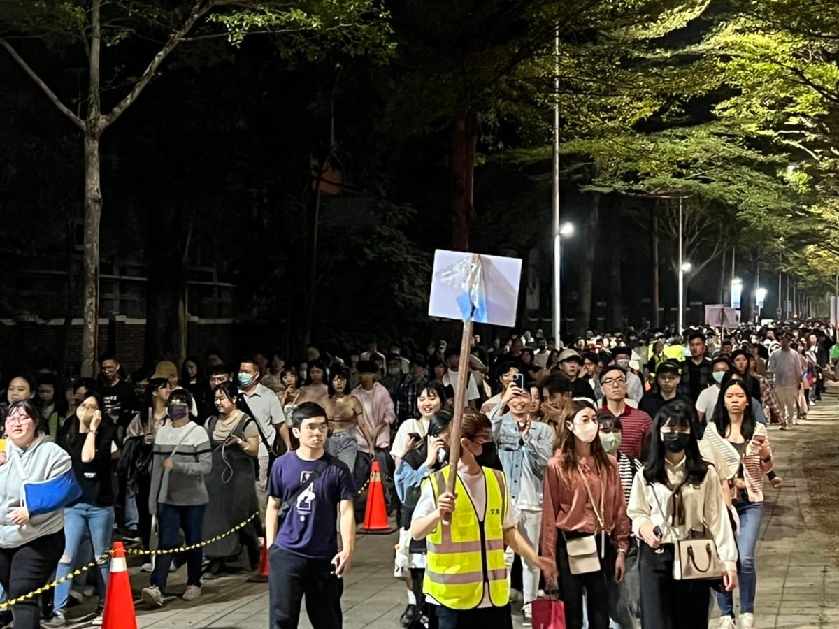 市府增派人員加強引導民眾搭乘接駁車。 圖：高雄市交通局/提供