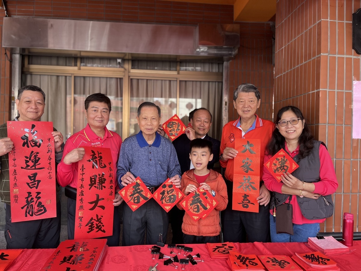 萬和宮董事長蕭清杰向鄉親拜早年，祝福甲辰龍年吉祥安康，賺大錢。 萬和宮/提供