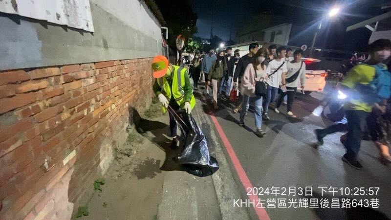 紅髮艾德(Ed Sheeran)的演唱會，演唱會後市政府環保局派出了80名清潔人員，於90分鐘內清理了約6公噸的垃圾。 圖：環保局／提供
