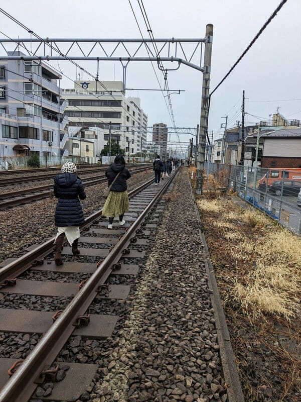 此次火警連帶導致 JR 京濱東北線、東海道線區間雙向停駛，甚至有大約 800 名乘客被迫自火車上疏散，於軌道區步行離去。 @ebippi178515