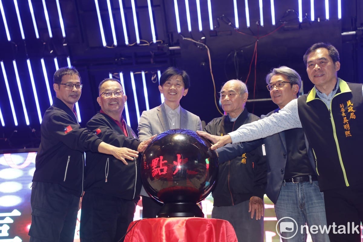 2024台灣燈會在台南，除了安平燈區與高鐵燈區，台南市政府更推出以廟宇為主的「埕南燈區」，打造「兌悅之門」、「枋溪合境」、「紅瓦香洋」三條散步路線。今晚由台南市副市長葉澤山主持「點亮埕南」啟燈儀式，點亮「流動的埕事」裝置藝術。 圖：台南市政府提供