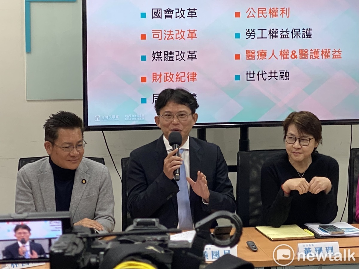 民眾黨團總召黃國昌（中）、副總召黃珊珊（右）、幹事長吳春城（左）。 圖：周煊惠 / 攝
