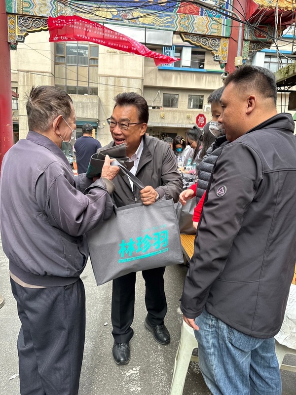 民眾黨立委林國成堅持每年過年前送物資做愛心。 圖：林珍羽 / 提供