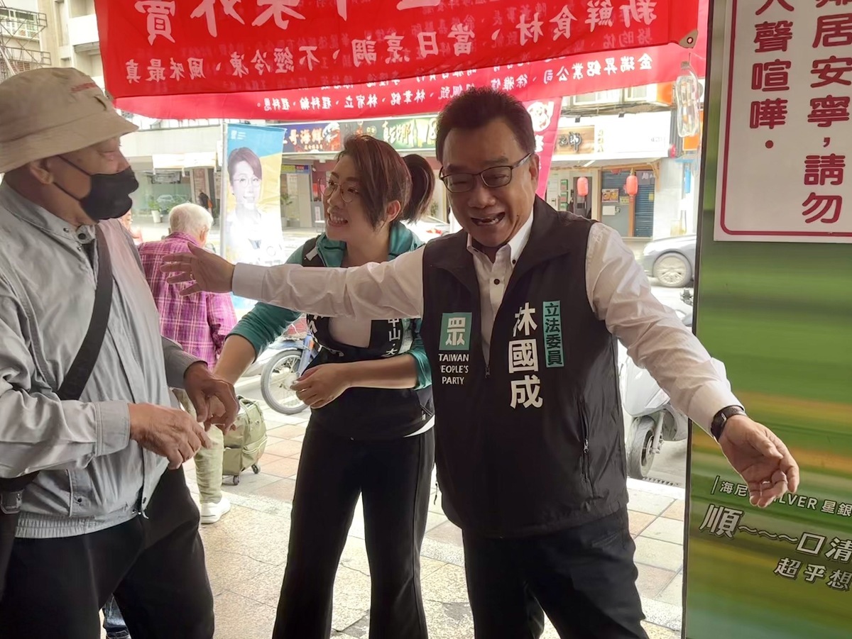 民眾黨立委林國成與女兒、台北市議員林珍羽每年過年前都會號召送物資做愛心。 圖：林珍羽 / 提供