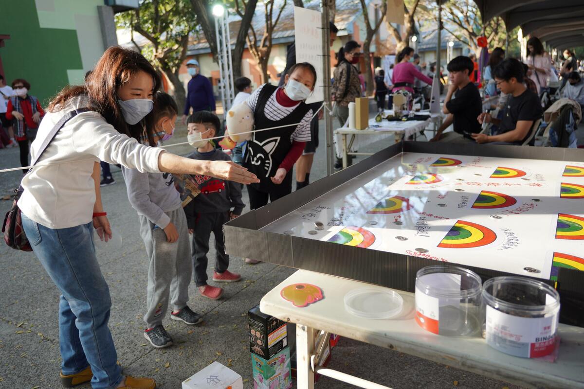 2023香港年宵「掉彩虹」等香港特色遊戲活動。 圖：高雄市行政國際處/提供