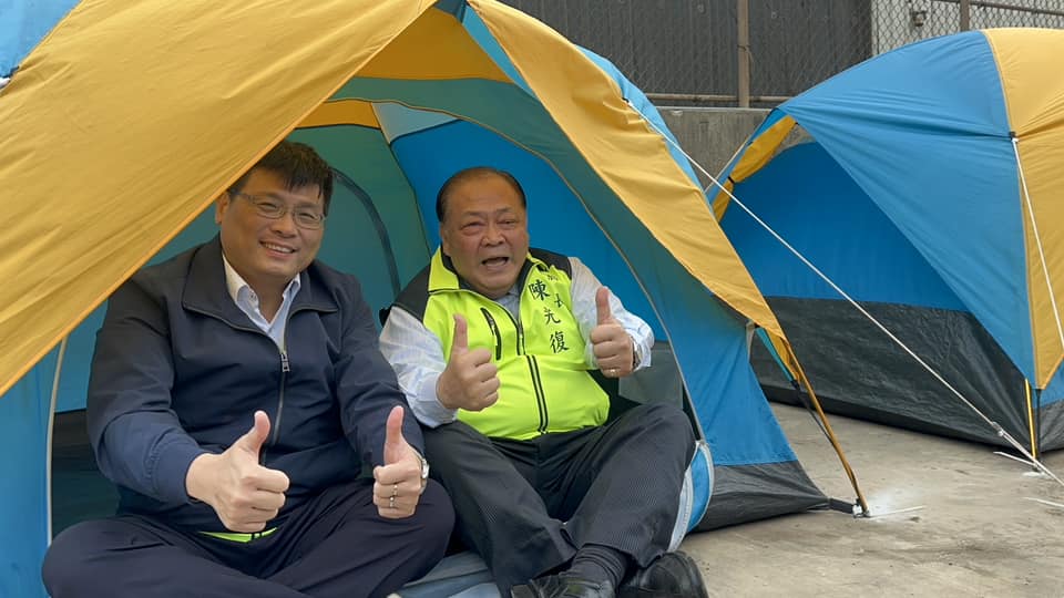 澎湖縣長陳光復（右）昨（4）日率領縣府團隊在湖西紅羅垃圾掩埋場搭帳篷夜宿，體會當地居民的感受。 圖：取自陳光復臉書