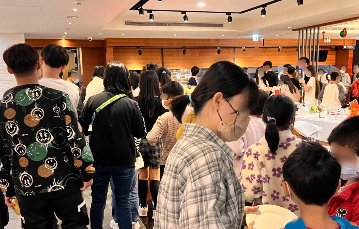 豐邑機構邀請安置中心無法返家的百名孩童一同圍爐團圓，提前感受過年氛圍。 豐邑機構/提供