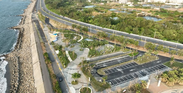 親水公園區修建沙坑沙桌及遊憩設施，沙桌可提供無障礙使用，使此座最靠近海邊的親水公園重展新貌。 圖：台南市政府觀光旅遊局／提供
