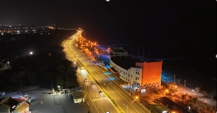 黃金海岸廊帶公園營造夜間光環境。 圖：台南市政府觀光旅遊局／提供