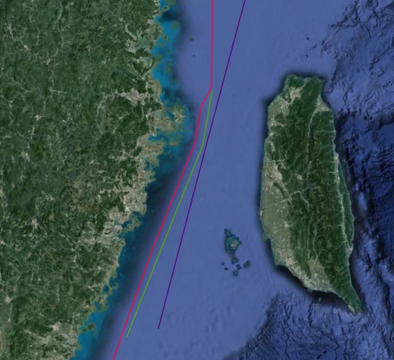 紫色線段為台灣海峽中線。紅色線為原先「偏置」的M503航線，綠色線為2月1日起取消偏置後的航路。 圖：翻攝陸網/觀察者