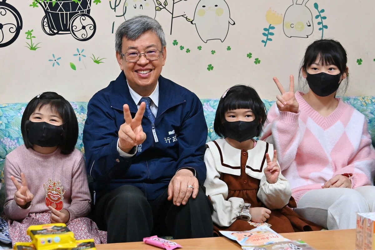 陳建仁前往「財團法人宜蘭縣私立佛教幸夫社會福利慈善事業基金會附設幸夫愛兒園」關懷院童生活。 圖：行政院提供
