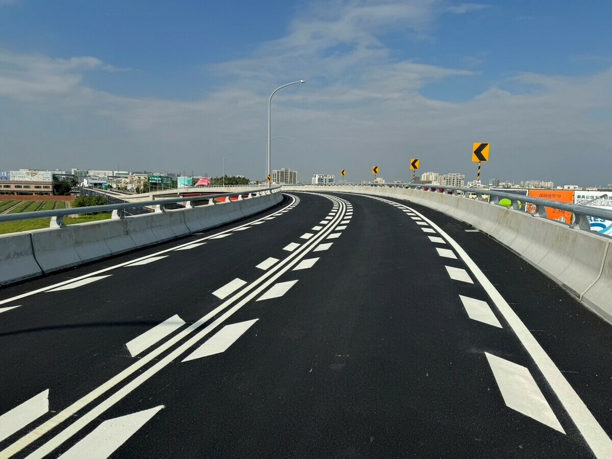 新港社大道與南科聯絡道路口轉向改善工程主橋段(往南科方向)。 圖：國土署提供