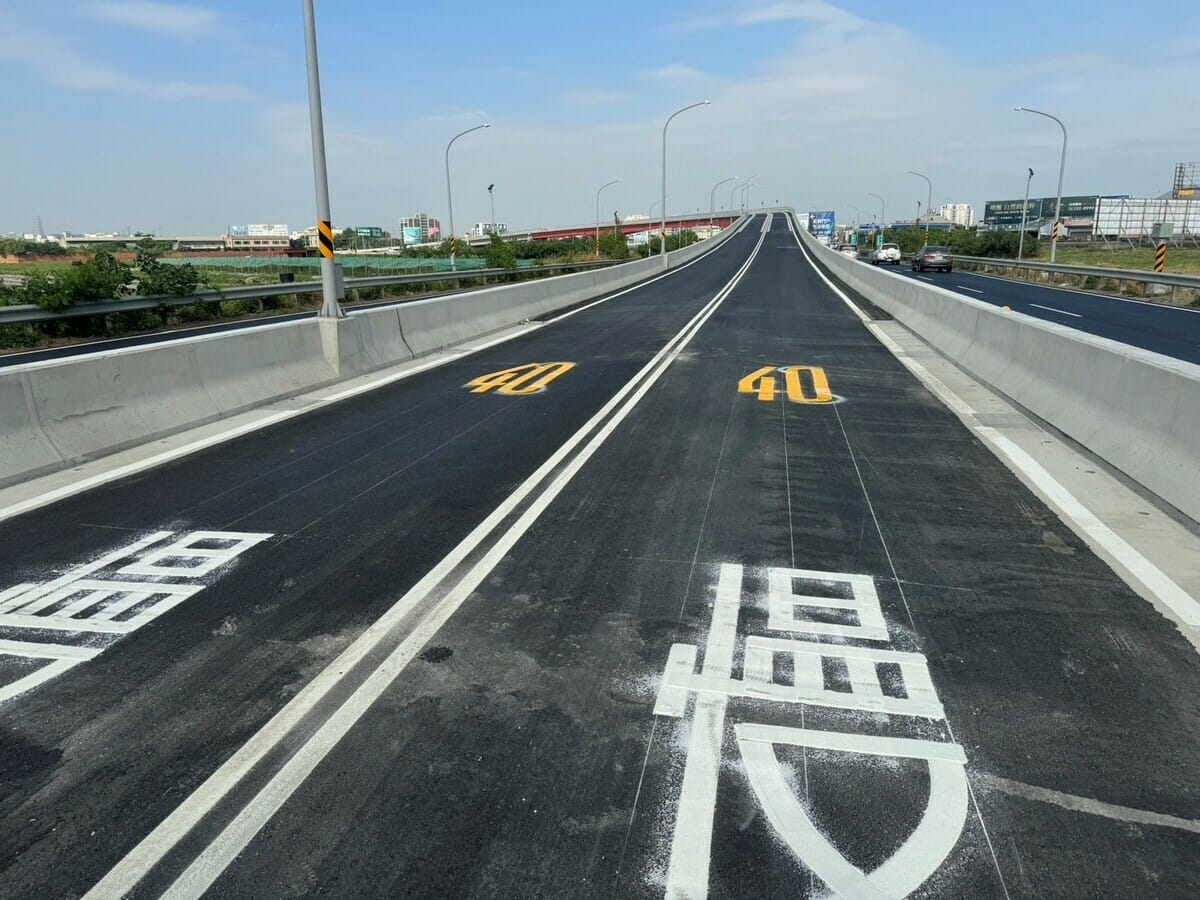 新港社大道與南科聯絡道路口轉向改善工程引道段(往南科方向)。 圖：國土署提供