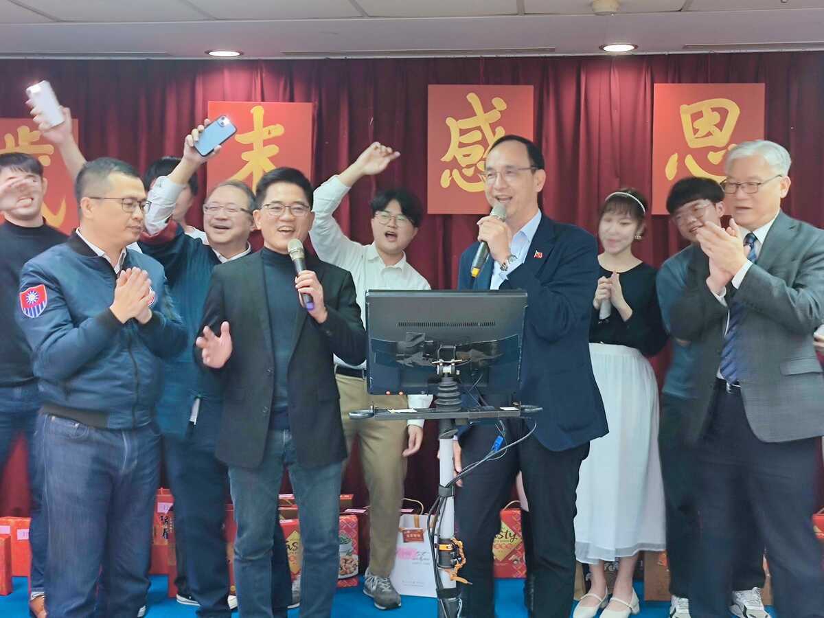 國民黨昨天舉行年終尾牙餐敘。國民黨主席朱立倫、副主席夏立言和連勝文、秘書長黃健庭、立法院長韓國瑜、副院長江啟臣、立院黨團總召傅崐萁、書記長洪孟楷以及多名國民黨立委，皆到場共襄盛舉。 圖：取自黃健庭臉書粉專。