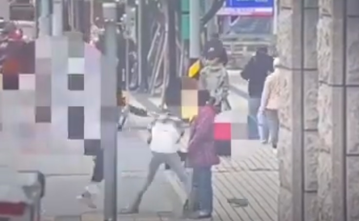 網紅陳沂當街遭到一名酒醉男子暴打 圖：翻攝畫面