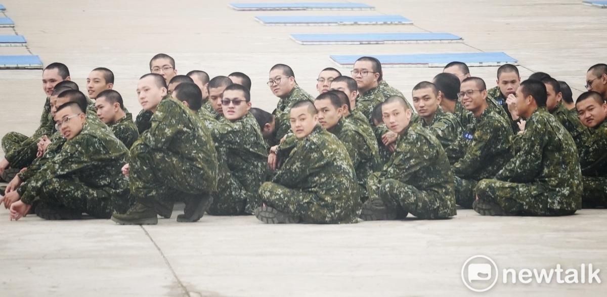 2024年首批一年期義務役已入伍服役兩週，正在接受新兵訓練的新兵，在進行拳術訓練時，好奇的看著大陣仗的媒體採訪團。 圖：張良一/攝