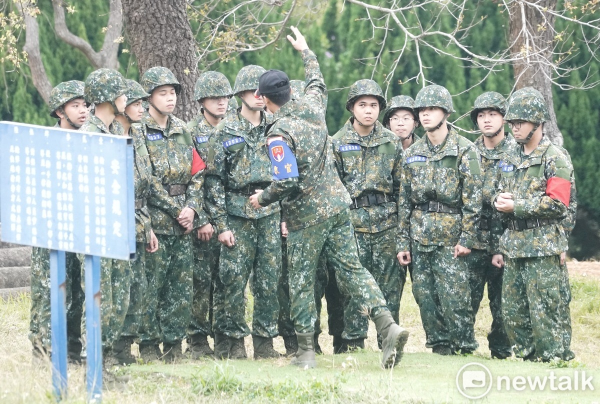 教育班長為新兵講授手榴彈投擲的技巧。 圖：張良一/攝