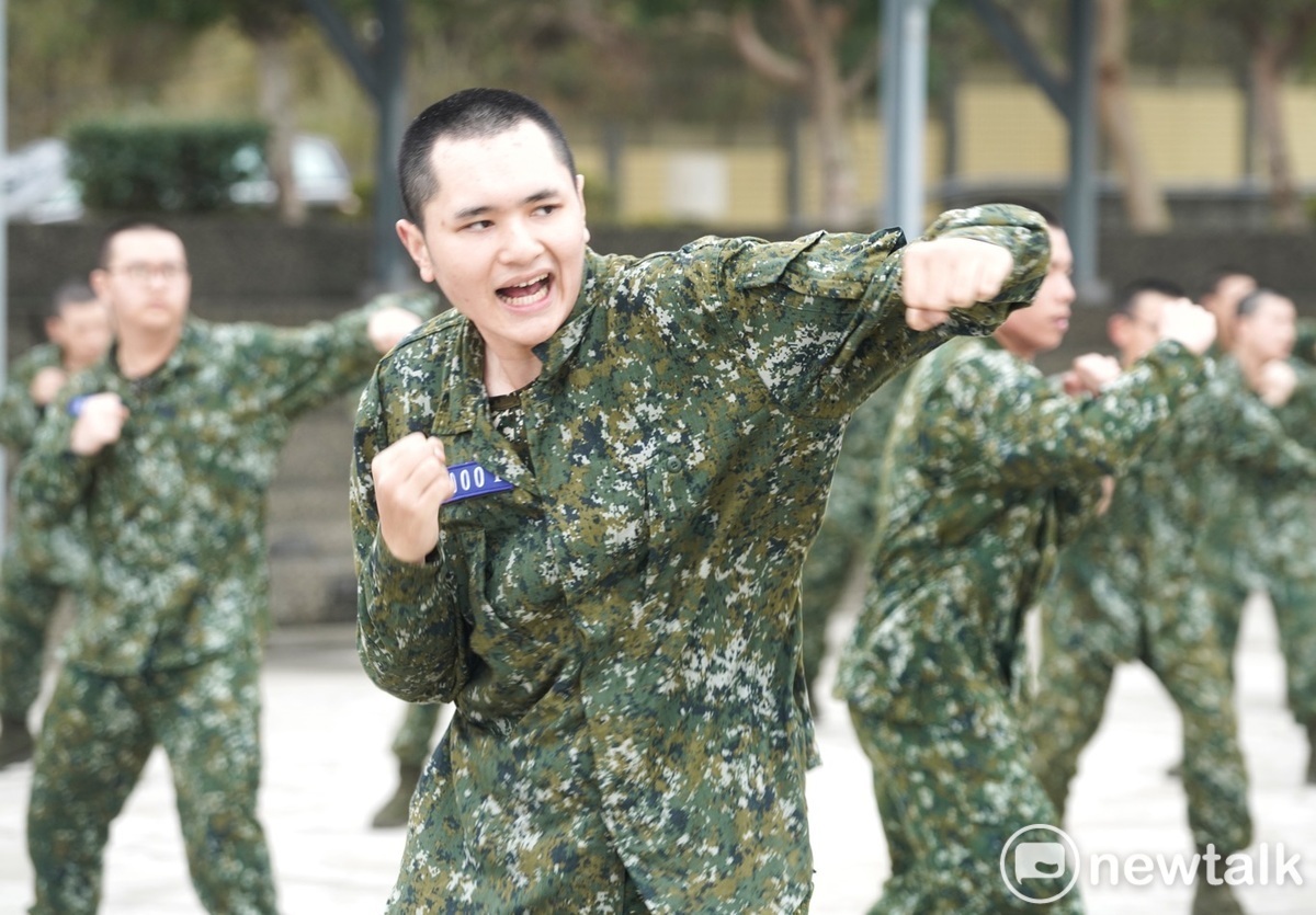一位新兵和他的同袍正在進行泉術訓練。 圖：張良一/攝