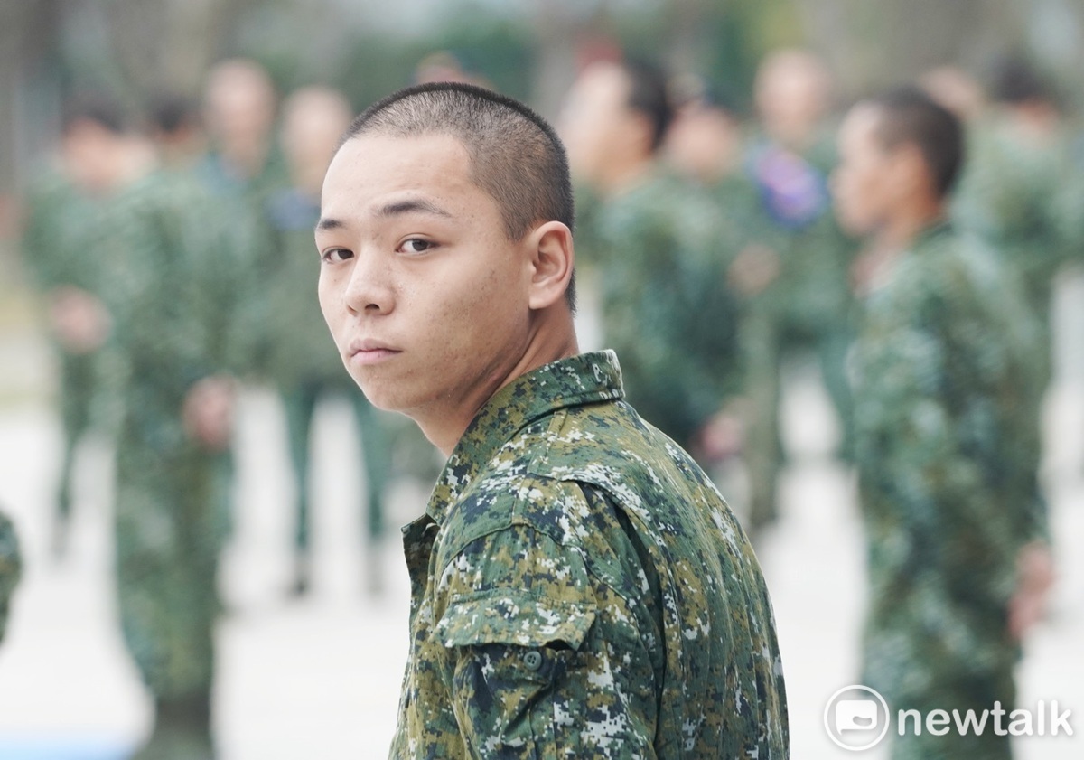 一位新兵在教育班長講解「護身倒法」科目時，好奇的看著大陣仗的媒體採訪團。 圖：張良一/攝