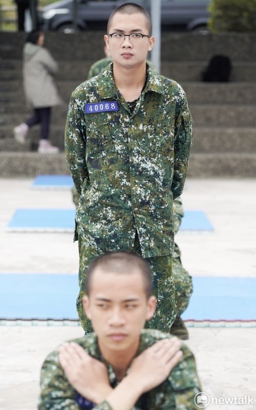 一位新兵在接拳術訓練時，眼睛瞄了一下正在採訪的媒體記者。 圖：張良一/攝