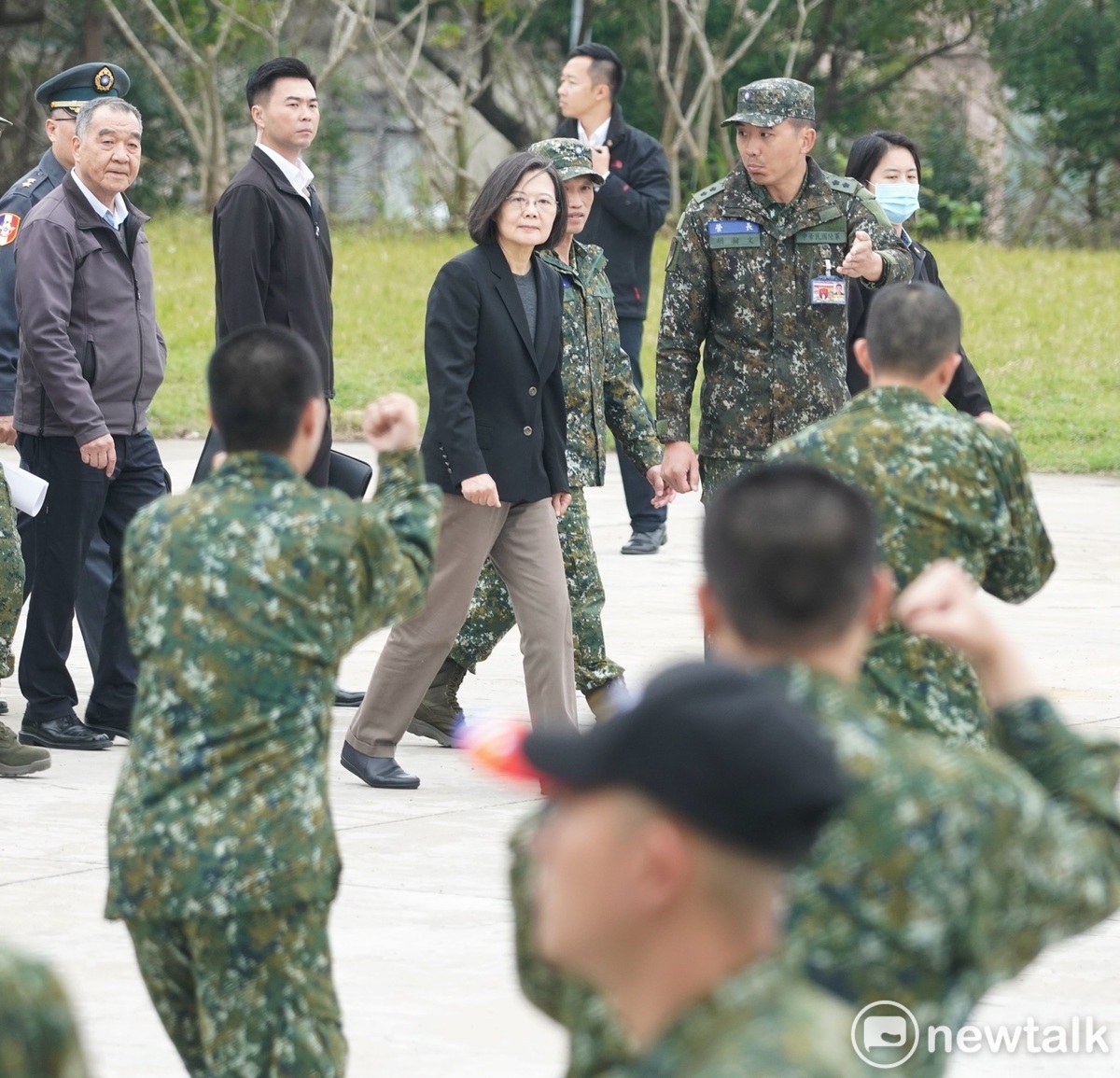 總統蔡英文到新竹犁頭山營區視導正在接受新兵訓練的新兵，總統對新兵的表現豎起大拇指比讚。 圖：張良一/攝