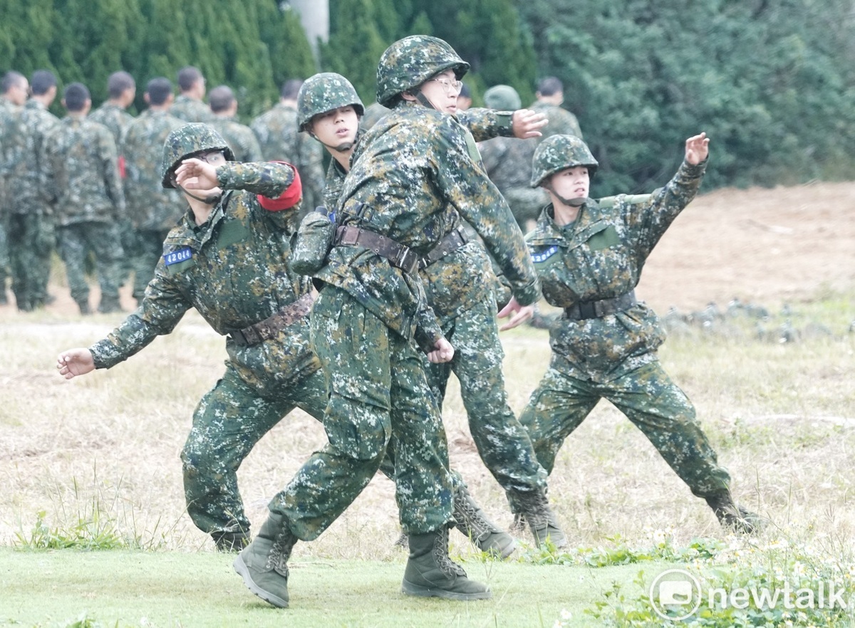 新兵們正在進行手榴彈投擲訓練。 圖：張良一/攝