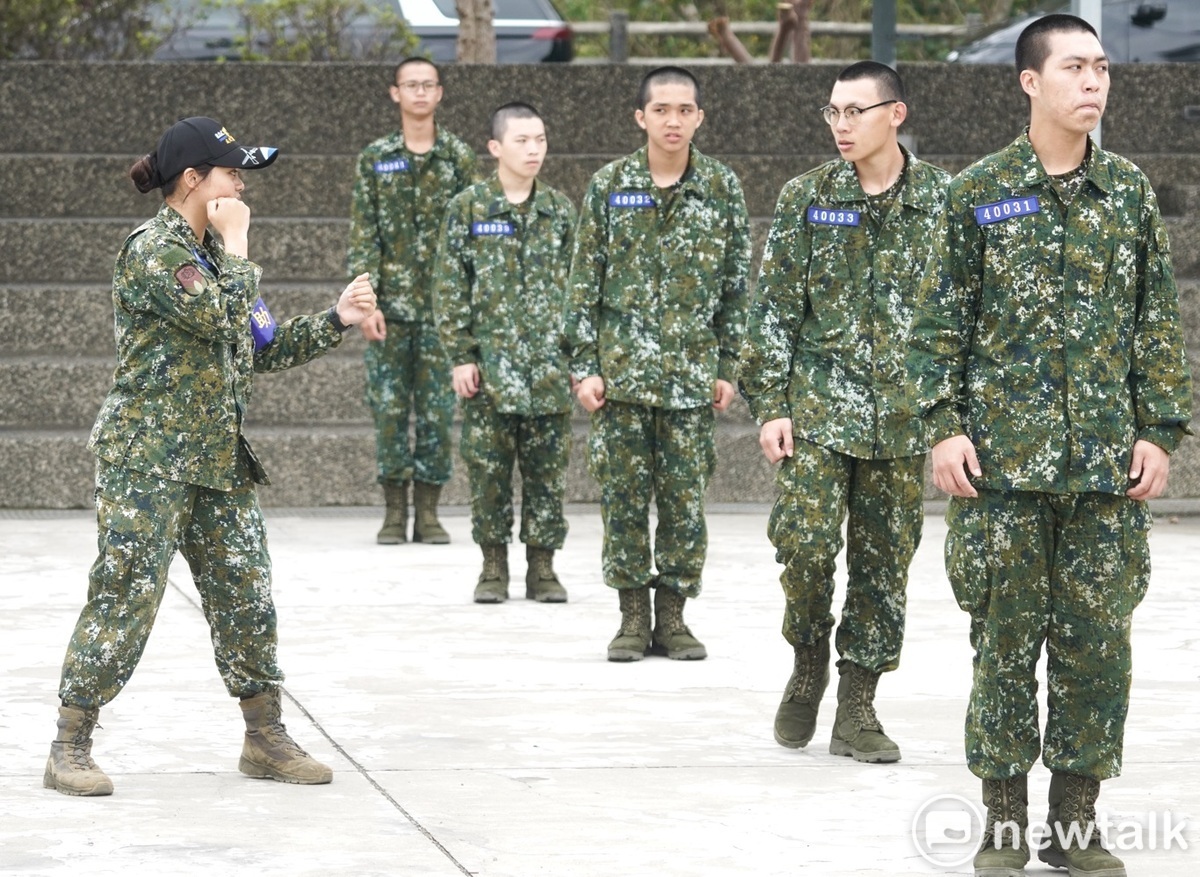 一位女性教育班長為一位新兵講解拳術技法。 圖：張良一/攝