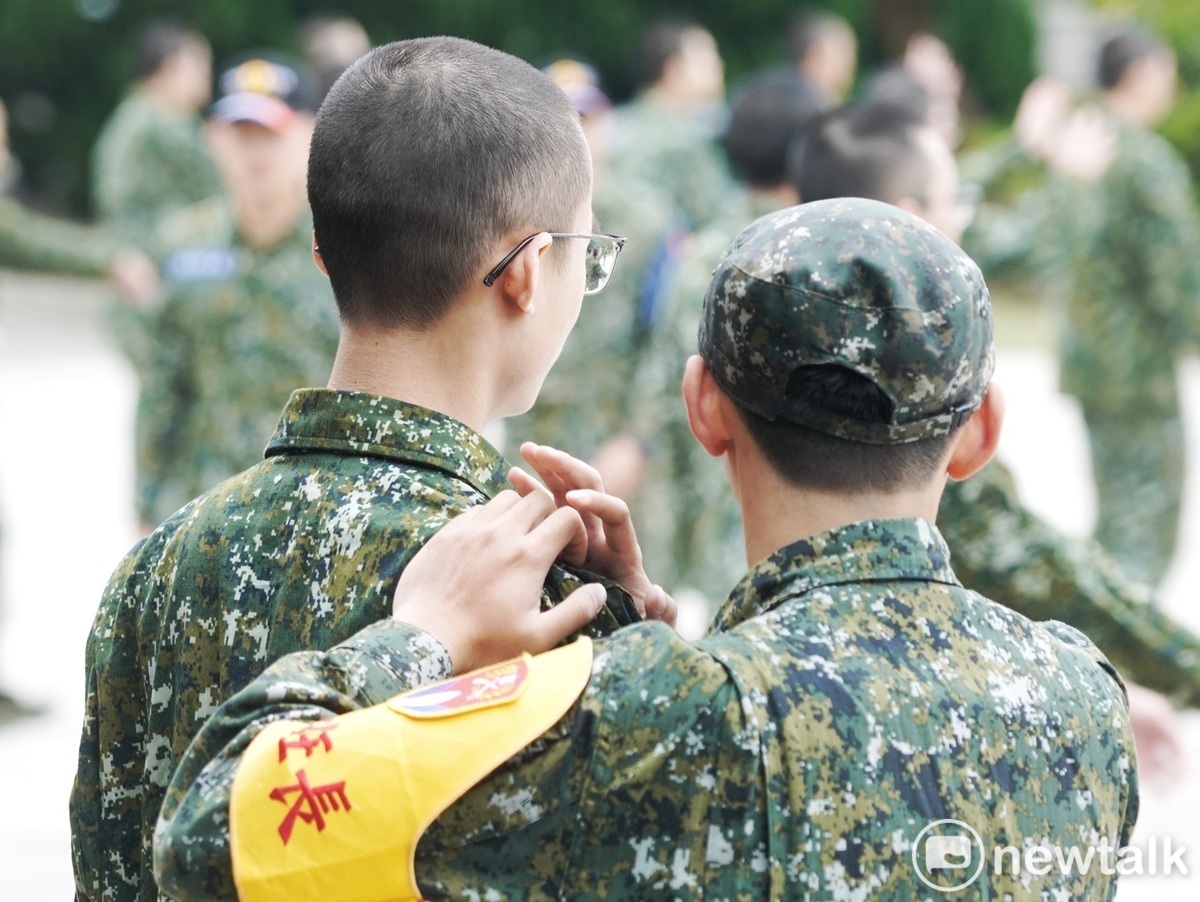 一位教育班長為上完拳術訓練的新兵按摩肩膀。 圖：張良一/攝