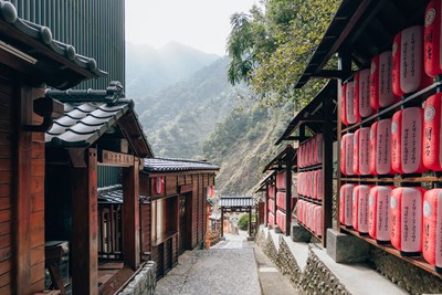 寒冷冬天最適合泡湯，台中有五大溫泉區，分別谷關、大坑、東勢、烏日及后里等名湯。(圖為谷關溫泉巷) 圖：台中市政府／提供
