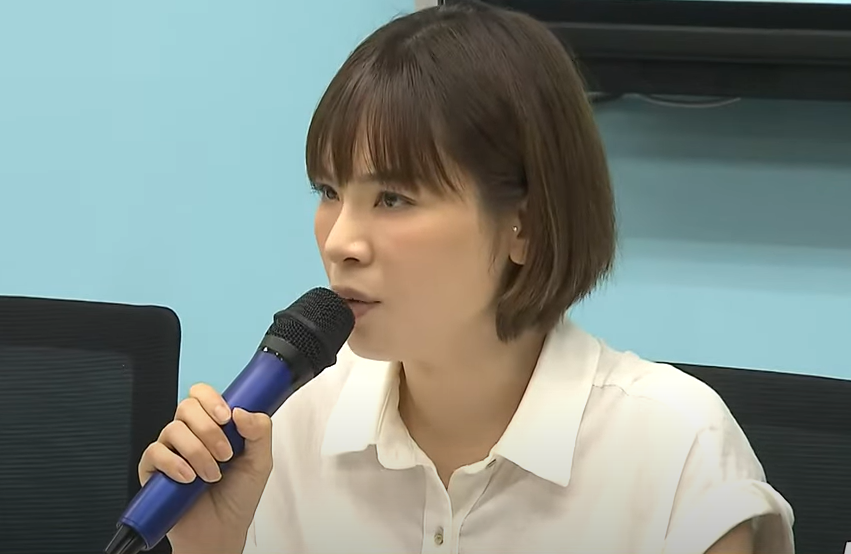 陳沂昨日當街毆打，今(6)日下午14：00在立委陳菁徽、徐巧芯的陪同下舉行記者會說明相關狀況。 圖：翻攝自網路直播畫面