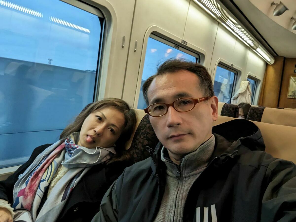 民進黨前立委鄭運鵬在Threads發出與太太的合照，說「我太太說這邊可以放個福利。」 圖：取自鄭運鵬Threads。