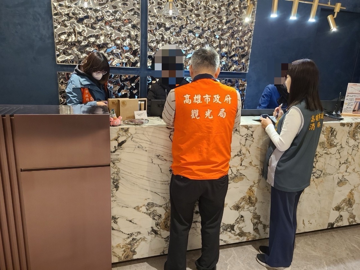 高市府觀光局會同消保官主動進行旅館房價專案稽查。 圖：高雄市觀光局/提供