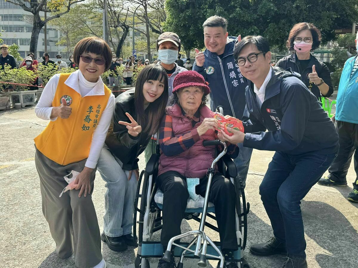 農曆新年龍年將至，民進黨立委黃捷今天上午與高雄市長陳其邁陸續在鼓山區龍泉宮、鹽埕區三山國王廟發放「龍年小紅包」。 圖：取自黃捷臉書粉專。
