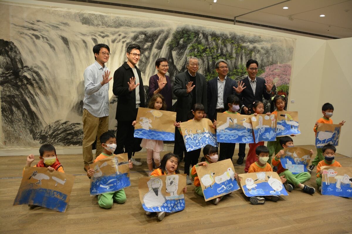 策展人呂松穎以顏聖哲描繪黑面琵鷺生態的《琵姿鷺影》彩墨作品，規劃「快樂黑琵畫畫趣」親子共學計畫，邀請台南市立第一幼兒園李敏鳳園長帶領師生共同參與，讓小朋友透過名家作品認識鳥類生態，同時欣賞在地藝術家的創作，寓教於樂。 圖：台南市政府提供
